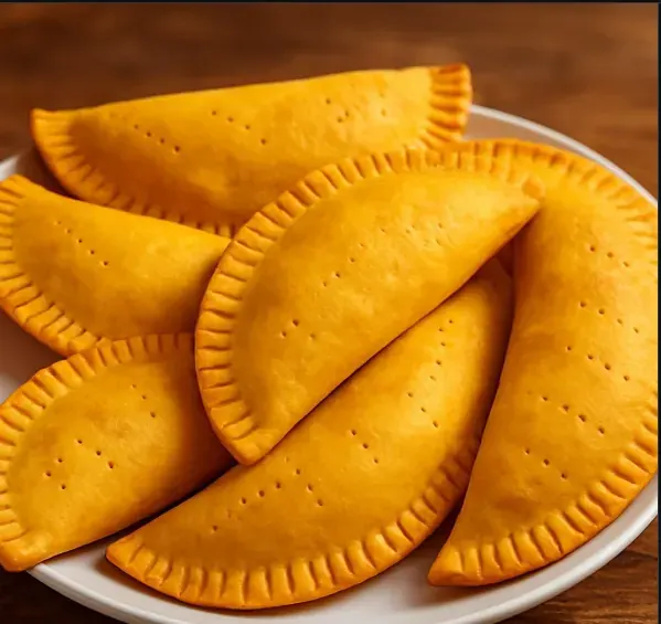 Patis grandes de masa amarilla servidos en un plato blanco.